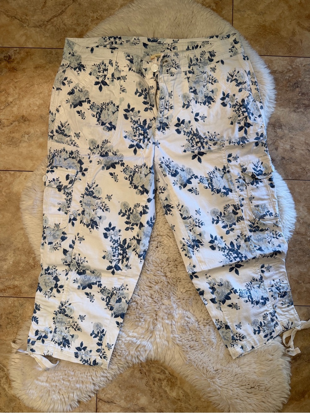 Faded Glory White Capri Pants with Navy Floral Print